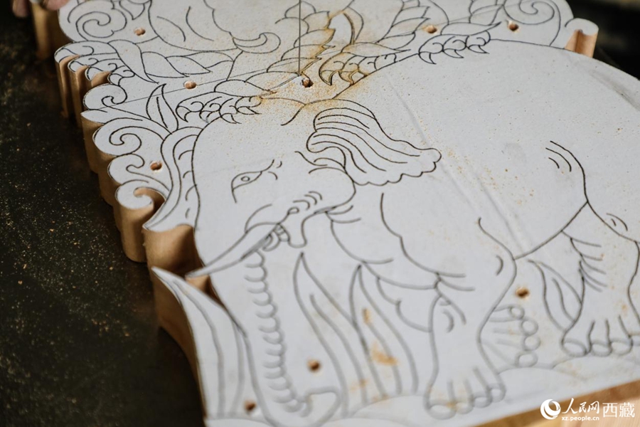 Inheritor promotes Shidiao woodcarving in SW China's Xizang