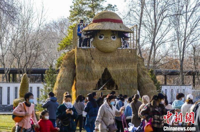 烏魯木斉公園に巨大藁人形が登場 新疆 烏魯木斉公園に巨大藁人形が登場 新疆