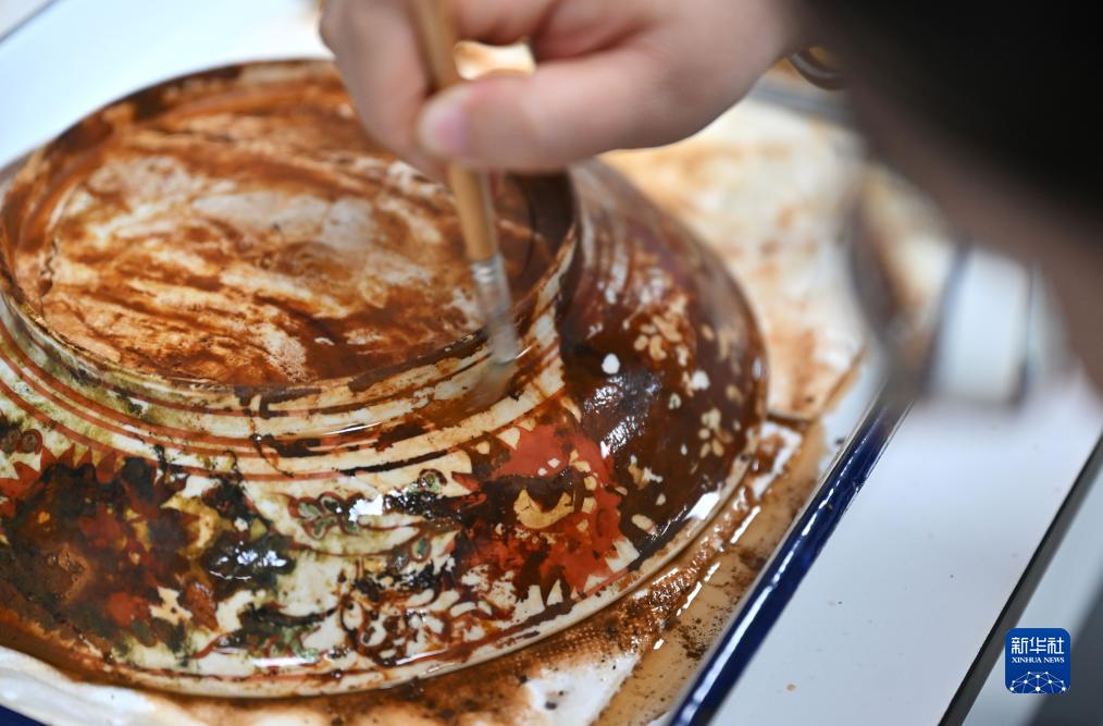 10月10日、文化財の表面をきれいにして修復を行う中国(海南)南海博物館の職員(撮影・郭程)。 10月10日、文化財の表面をきれいにして修復を行う中国(海南)南海博物館の職員(撮影・郭程)。