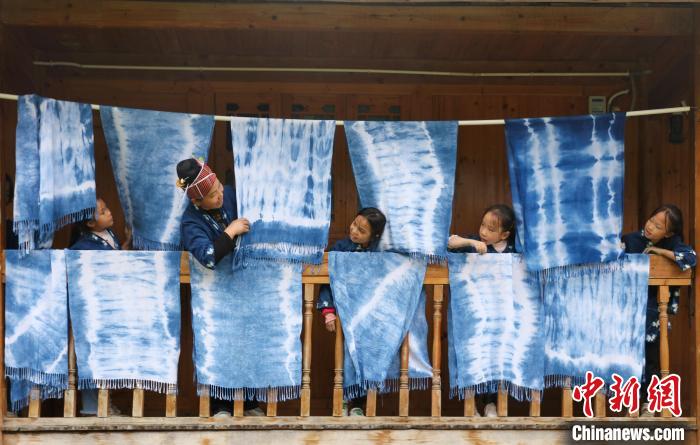 無形文化遺産を小学校で指導し継承 貴州省施秉 無形文化遺産を小学校で指導し継承 貴州省施秉