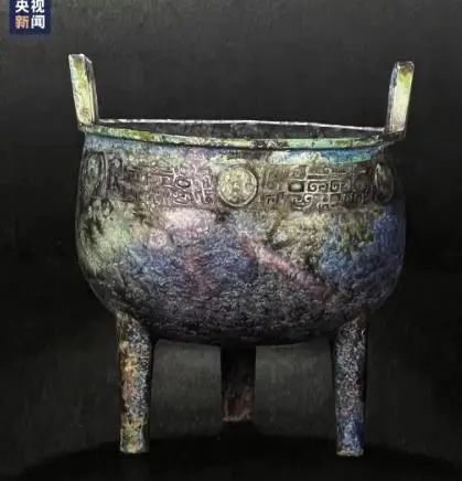 青銅器を刺繍で立体的に「描きあげる」スゴ技!