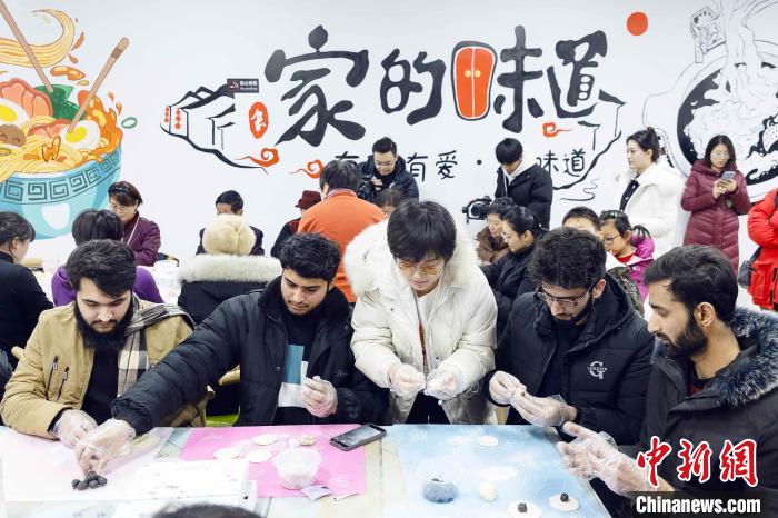 外国人留学生が元宵節の風習を体験 山東省煙台 外国人留学生が元宵節の風習を体験 山東省煙台