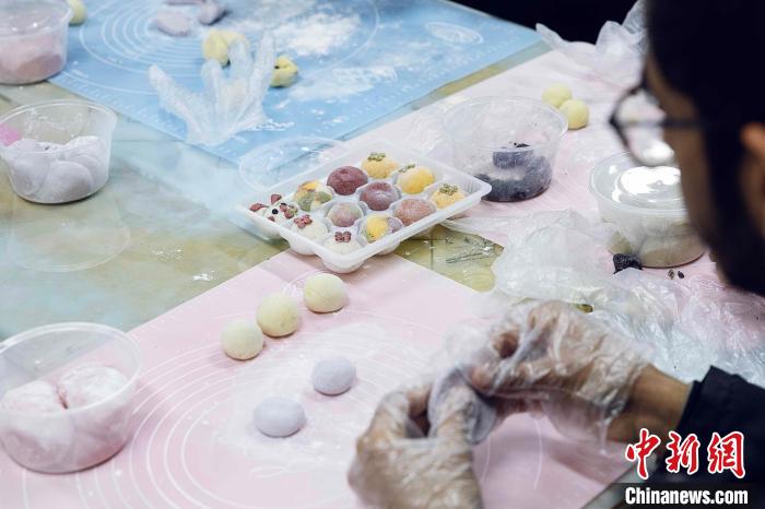 外国人留学生が元宵節の風習を体験 山東省煙台 外国人留学生が元宵節の風習を体験 山東省煙台