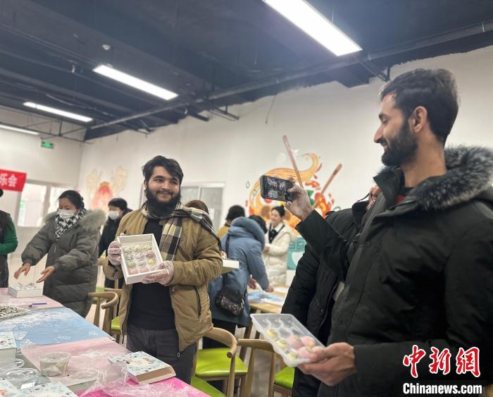 外国人留学生が元宵節の風習を体験 山東省煙台 外国人留学生が元宵節の風習を体験 山東省煙台