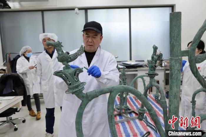 青銅神樹のレプリカ制作の様子(写真提供・三星堆博物館)。 青銅神樹のレプリカ制作の様子(写真提供・三星堆博物館)。