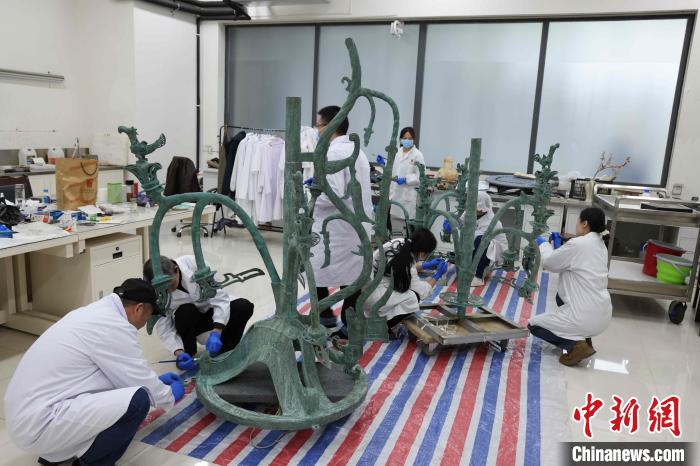 青銅神樹のレプリカ制作の様子(写真提供・三星堆博物館)。 青銅神樹のレプリカ制作の様子(写真提供・三星堆博物館)。