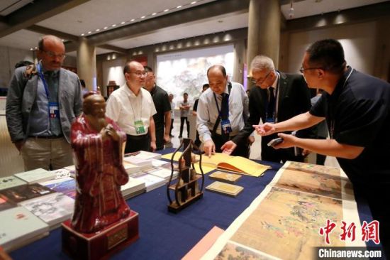 中外嘉宾在会场内翻阅中国典籍。梁犇 摄 中外嘉宾在会场内翻阅中国典籍。梁犇 摄